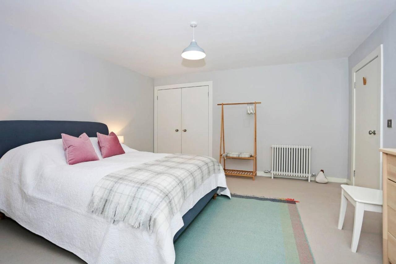 אדינבורו Joivy Vibrant Home Near Calton Hill מראה חיצוני תמונה